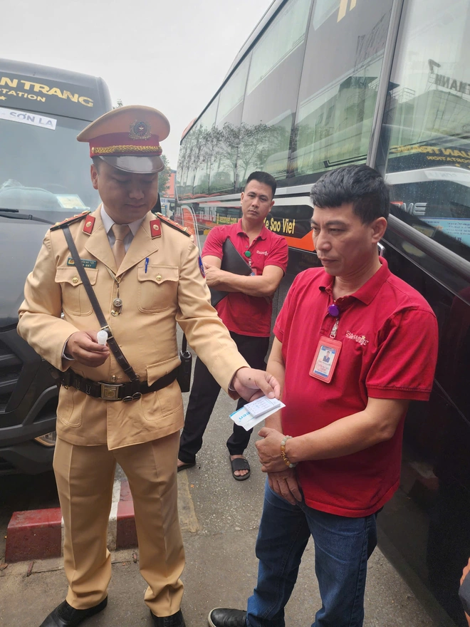Hà Nội: Trong bến phát tờ rơi tuyên truyền, ngoài đường CSGT tuần tra xử lý xe khách - Ảnh 3.