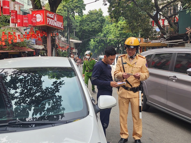Hà Nội trong phố Cà phê đường tàu cảnh sát tuyên truyền ATGT, ngoài đường xử lý nghiêm ô tô đỗ dừng - Ảnh 7.