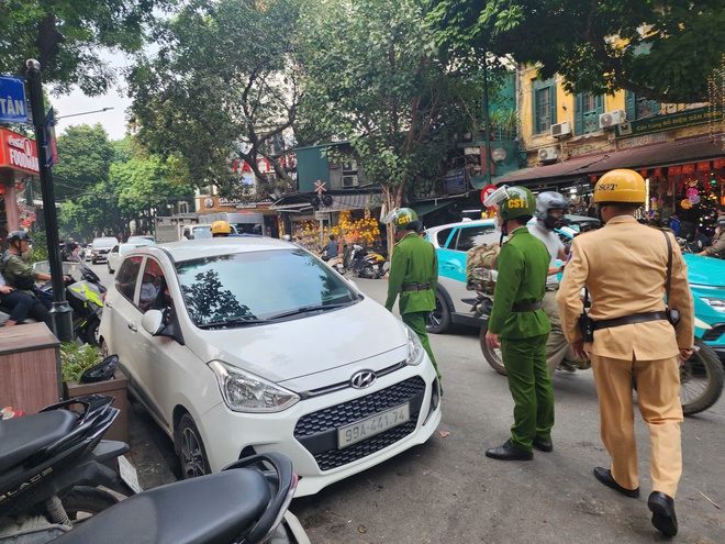 Hà Nội trong phố Cà phê đường tàu cảnh sát tuyên truyền ATGT, ngoài đường xử lý nghiêm ô tô đỗ dừng - Ảnh 8.