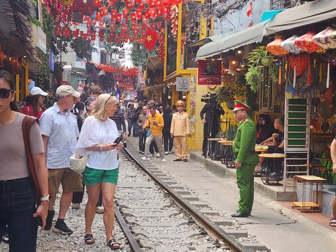 Hà Nội trong phố Cà phê đường tàu cảnh sát tuyên truyền ATGT, ngoài đường xử lý nghiêm ô tô đỗ dừng - Ảnh 4.