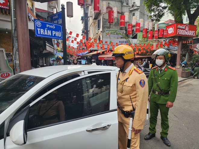 Hà Nội trong phố Cà phê đường tàu cảnh sát tuyên truyền ATGT, ngoài đường xử lý nghiêm ô tô đỗ dừng - Ảnh 6.