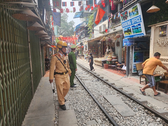 Hà Nội trong phố Cà phê đường tàu cảnh sát tuyên truyền ATGT, ngoài đường xử lý nghiêm ô tô đỗ dừng - Ảnh 2.