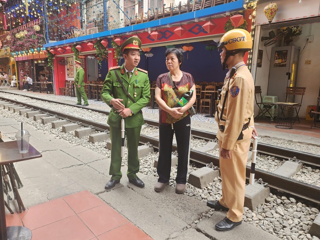 Hà Nội trong phố Cà phê đường tàu cảnh sát tuyên truyền ATGT, ngoài đường xử lý nghiêm ô tô đỗ dừng - Ảnh 3.
