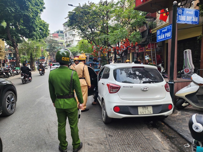 Hà Nội trong phố Cà phê đường tàu cảnh sát tuyên truyền ATGT, ngoài đường xử lý nghiêm ô tô đỗ dừng - Ảnh 5.