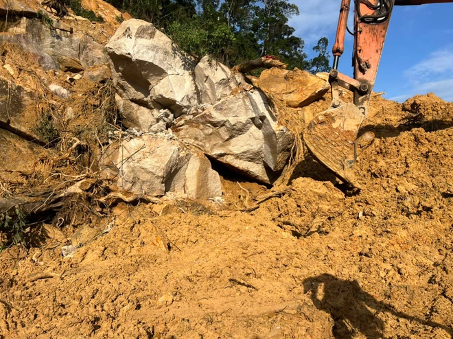 Cận cảnh "thần tốc" phá đá, thông tuyến QL27C qua đèo Khánh Lê- Ảnh 10. Cận cảnh "thần tốc" phá đá, thông tuyến QL27C qua đèo Khánh Lê- Ảnh 10.