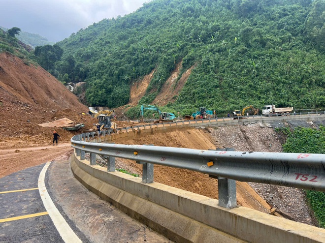 Cận cảnh "thần tốc" phá đá, thông tuyến QL27C qua đèo Khánh Lê- Ảnh 11. Cận cảnh "thần tốc" phá đá, thông tuyến QL27C qua đèo Khánh Lê- Ảnh 11.