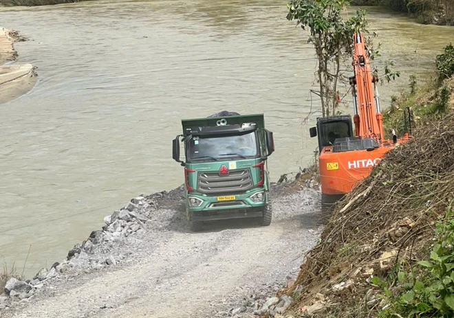 Cận cảnh "thần tốc" phá đá, thông tuyến QL27C qua đèo Khánh Lê- Ảnh 12. Cận cảnh "thần tốc" phá đá, thông tuyến QL27C qua đèo Khánh Lê- Ảnh 12.