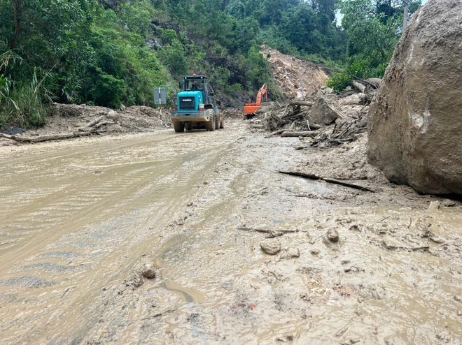 Cận cảnh "thần tốc" phá đá, thông tuyến QL27C qua đèo Khánh Lê- Ảnh 4. Cận cảnh "thần tốc" phá đá, thông tuyến QL27C qua đèo Khánh Lê- Ảnh 4.