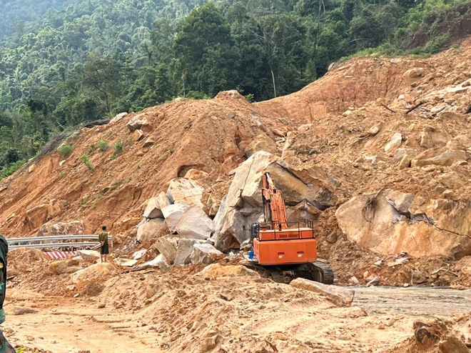 Cận cảnh "thần tốc" phá đá, thông tuyến QL27C qua đèo Khánh Lê- Ảnh 8. Cận cảnh "thần tốc" phá đá, thông tuyến QL27C qua đèo Khánh Lê- Ảnh 8.