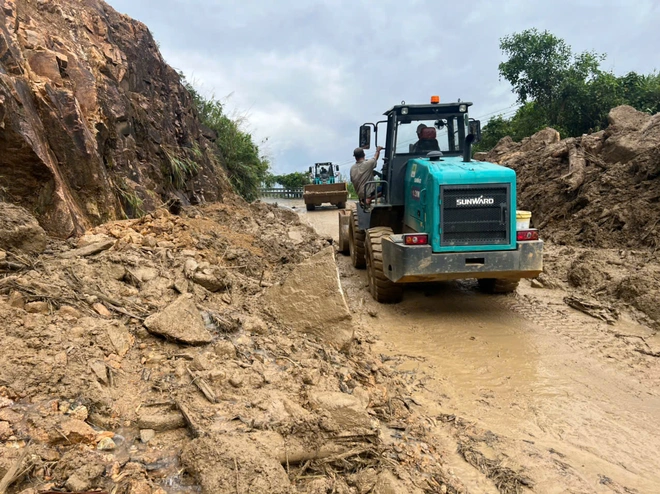 Cận cảnh "thần tốc" phá đá, thông tuyến QL27C qua đèo Khánh Lê- Ảnh 6. Cận cảnh "thần tốc" phá đá, thông tuyến QL27C qua đèo Khánh Lê- Ảnh 6.