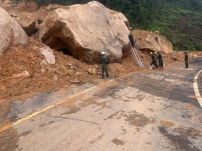 Cận cảnh "thần tốc" phá đá, thông tuyến QL27C qua đèo Khánh Lê- Ảnh 3. Cận cảnh "thần tốc" phá đá, thông tuyến QL27C qua đèo Khánh Lê- Ảnh 3.