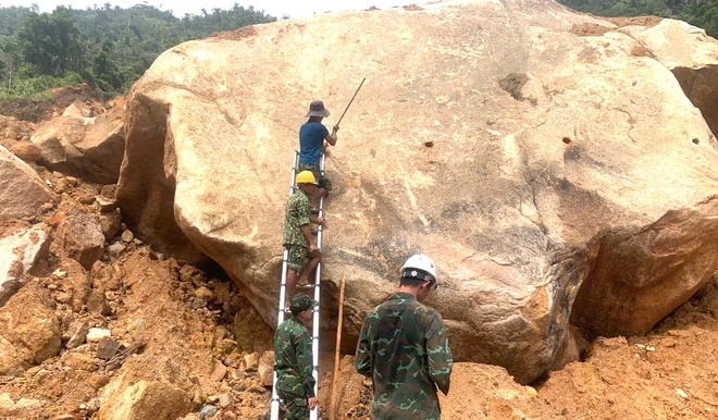 Cận cảnh "thần tốc" phá đá, thông tuyến QL27C qua đèo Khánh Lê- Ảnh 2. Cận cảnh "thần tốc" phá đá, thông tuyến QL27C qua đèo Khánh Lê- Ảnh 2.