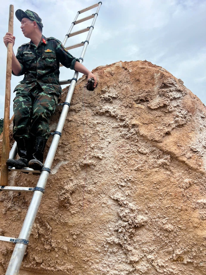 Cận cảnh "thần tốc" phá đá, thông tuyến QL27C qua đèo Khánh Lê- Ảnh 5. Cận cảnh "thần tốc" phá đá, thông tuyến QL27C qua đèo Khánh Lê- Ảnh 5.