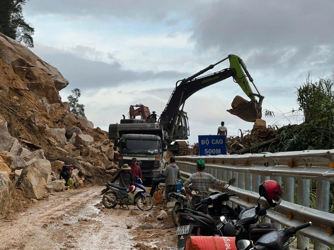 Cận cảnh "thần tốc" phá đá, thông tuyến QL27C qua đèo Khánh Lê- Ảnh 7. Cận cảnh "thần tốc" phá đá, thông tuyến QL27C qua đèo Khánh Lê- Ảnh 7.
