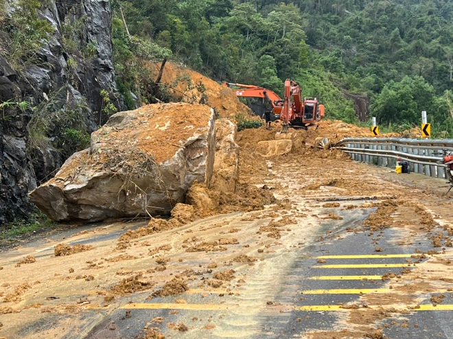 Cận cảnh "thần tốc" phá đá, thông tuyến QL27C qua đèo Khánh Lê- Ảnh 9. Cận cảnh "thần tốc" phá đá, thông tuyến QL27C qua đèo Khánh Lê- Ảnh 9.