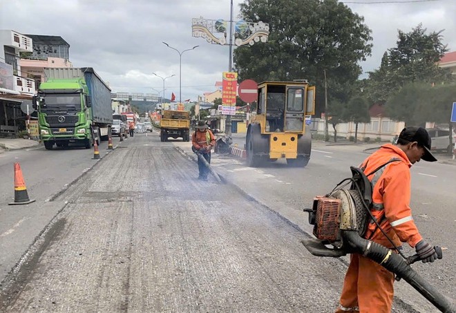 Sửa chữa mặt đường QL1 ở tỉnh Phú Yên sau đợt mưa kéo dài - Ảnh 10.