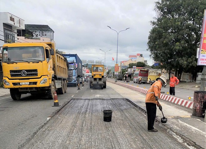 Sửa chữa mặt đường QL1 ở tỉnh Phú Yên sau đợt mưa kéo dài - Ảnh 11.