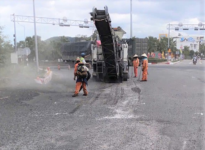 Sửa chữa mặt đường QL1 ở tỉnh Phú Yên sau đợt mưa kéo dài - Ảnh 3.