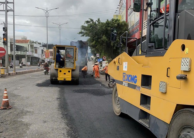 Sửa chữa mặt đường QL1 ở tỉnh Phú Yên sau đợt mưa kéo dài - Ảnh 13.