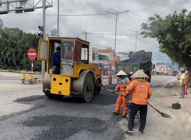 Sửa chữa mặt đường QL1 ở tỉnh Phú Yên sau đợt mưa kéo dài - Ảnh 14.