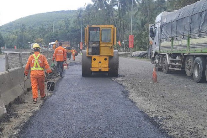 Sửa chữa mặt đường QL1 ở tỉnh Phú Yên sau đợt mưa kéo dài - Ảnh 17.