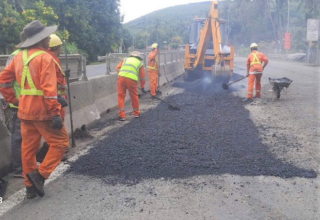 Sửa chữa mặt đường QL1 ở tỉnh Phú Yên sau đợt mưa kéo dài - Ảnh 18.