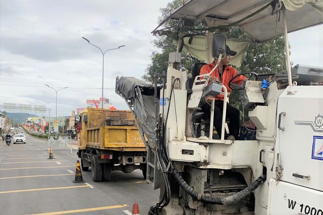 Sửa chữa mặt đường QL1 ở tỉnh Phú Yên sau đợt mưa kéo dài - Ảnh 6.