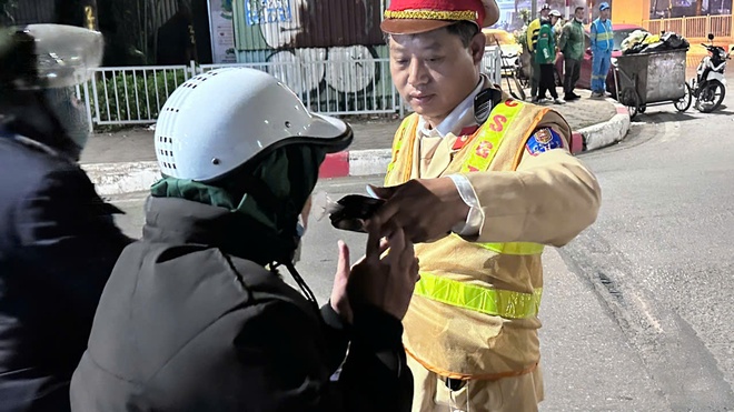 Hà Nội: Phát hiện "thần cồn" vi phạm gần gấp 3 lần kịch khung trong đêm - Ảnh 1.