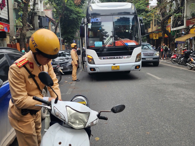 Hà Nội: CSGT tuần tra bắt ô tô khách đỗ dừng, trực tiếp tuyên truyền cho lái xe thực hiện qui định mới - Ảnh 3.