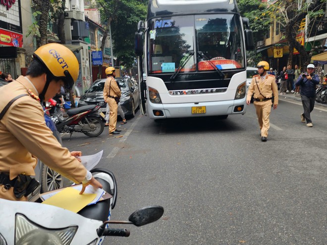 Hà Nội: CSGT tuần tra bắt ô tô khách đỗ dừng, trực tiếp tuyên truyền cho lái xe thực hiện qui định mới - Ảnh 8.