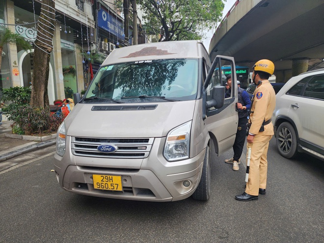 Hà Nội: CSGT tuần tra bắt ô tô khách đỗ dừng, trực tiếp tuyên truyền cho lái xe thực hiện qui định mới - Ảnh 2.