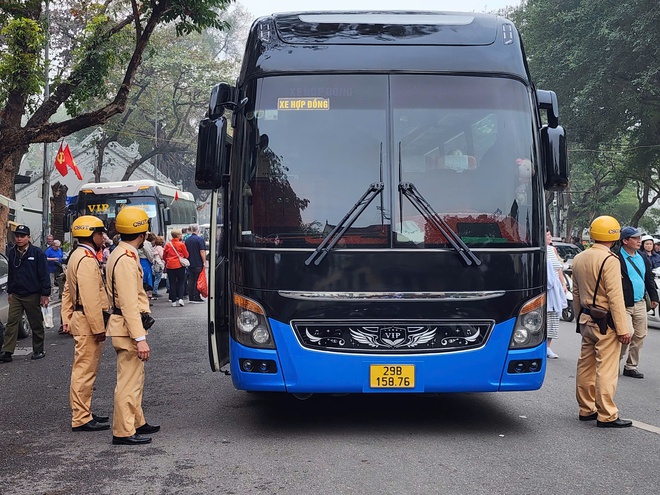 Hà Nội: CSGT tuần tra bắt ô tô khách đỗ dừng, trực tiếp tuyên truyền cho lái xe thực hiện qui định mới - Ảnh 4.