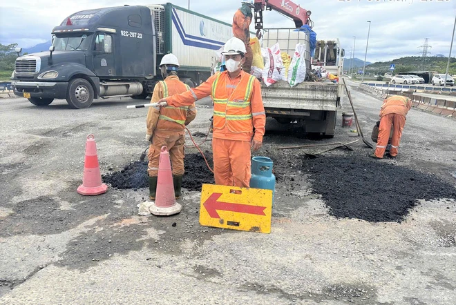 Khắc phục hư hỏng mặt đường, đảm bảo ATGT nút giao QL14 và cao tốc Đà Nẵng-Quảng Ngãi - Ảnh 2.