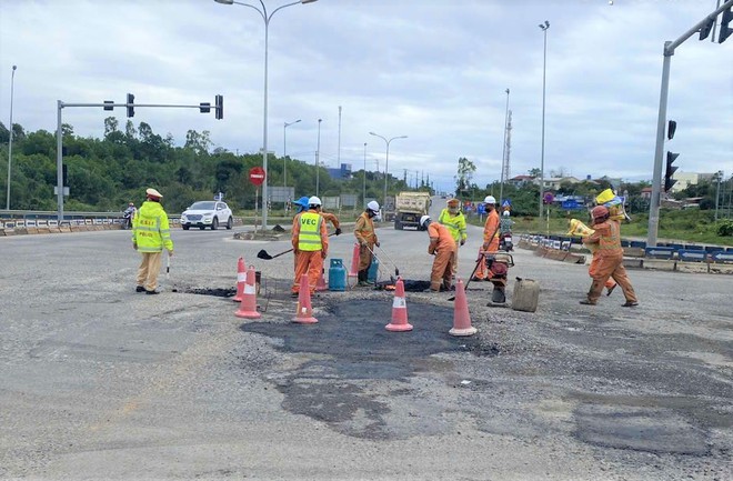 Khắc phục hư hỏng mặt đường, đảm bảo ATGT nút giao QL14 và cao tốc Đà Nẵng-Quảng Ngãi - Ảnh 5.