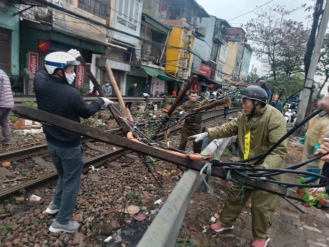 Chùm ảnh: Liên ngành xử lý vi phạm hành lang đường sắt, uy hiếp an toàn chạy tàu qua Hà Nội- Ảnh 8.