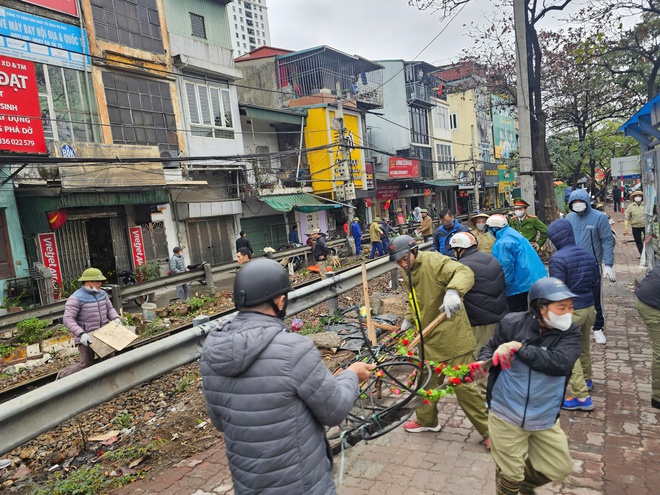 Chùm ảnh: Liên ngành xử lý vi phạm hành lang đường sắt, uy hiếp an toàn chạy tàu qua Hà Nội- Ảnh 2.