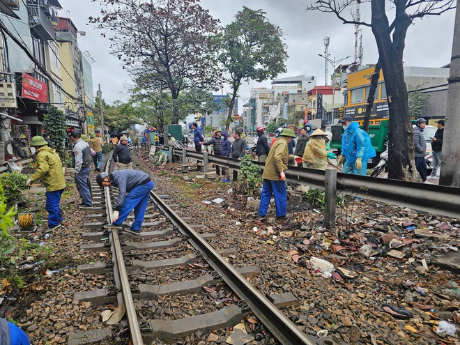 Chùm ảnh: Liên ngành xử lý vi phạm hành lang đường sắt, uy hiếp an toàn chạy tàu qua Hà Nội- Ảnh 4.