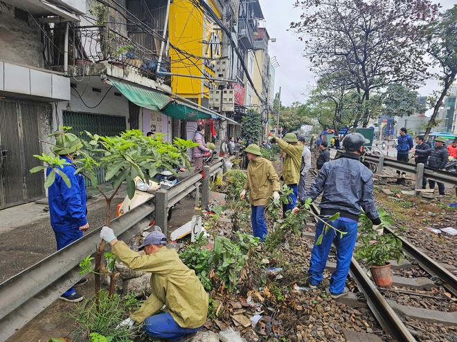 Chùm ảnh: Liên ngành xử lý vi phạm hành lang đường sắt, uy hiếp an toàn chạy tàu qua Hà Nội- Ảnh 5.