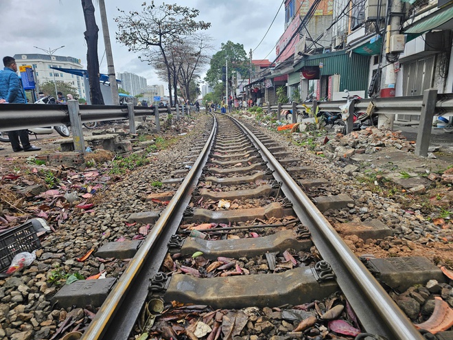 Chùm ảnh: Liên ngành xử lý vi phạm hành lang đường sắt, uy hiếp an toàn chạy tàu qua Hà Nội- Ảnh 7.