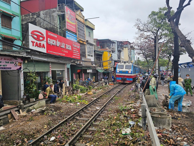 Chùm ảnh: Liên ngành xử lý vi phạm hành lang đường sắt, uy hiếp an toàn chạy tàu qua Hà Nội- Ảnh 6.