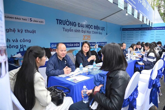 Trường ĐH Điện lực thu hút đông đảo học sinh và phụ huynh tại Ngày hội tư vấn tuyển sinh – hướng nghiệp năm 2025- Ảnh 3.