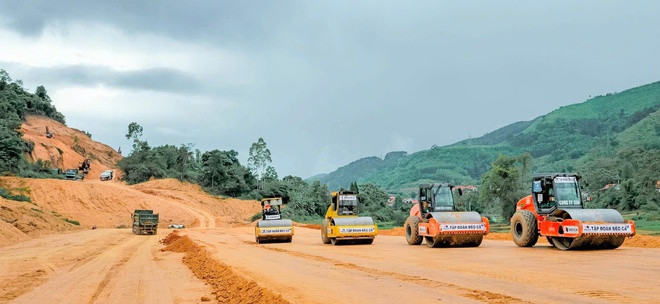 Phó Thủ tướng trực tiếp kiểm tra, gỡ nút thắt cho 3 dự án cao tốc phía Bắc - Ảnh 3.