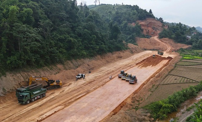 Phó Thủ tướng trực tiếp kiểm tra, gỡ nút thắt cho 3 dự án cao tốc phía Bắc - Ảnh 4.