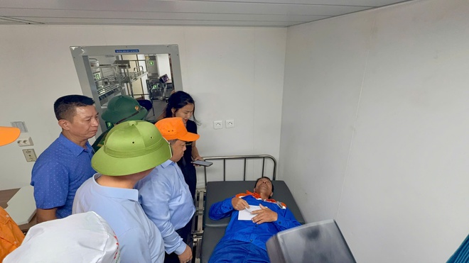 Toàn bộ thuyền viên tàu Công Thành 07 được đưa về bờ an toàn - Ảnh 2.