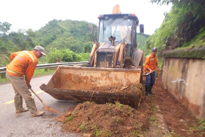 Bám tuyến, khắc phục sạt lở, đảm bảo giao thông tuyến đường Hồ Chí Minh - Ảnh 8.