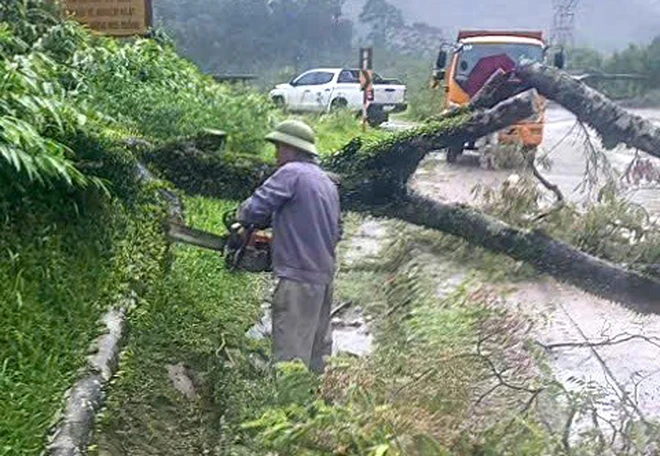 Bám tuyến, khắc phục sạt lở, đảm bảo giao thông tuyến đường Hồ Chí Minh - Ảnh 13.