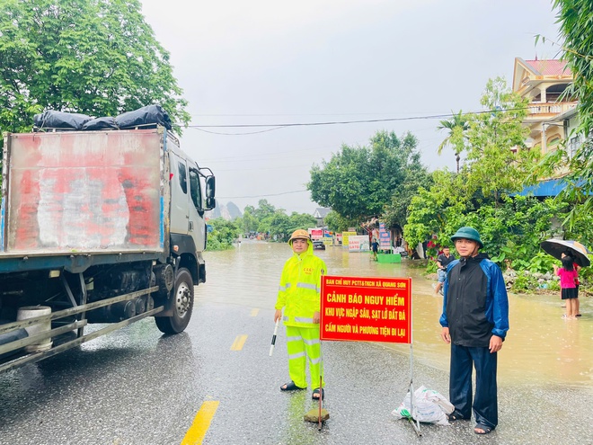 Thái Nguyên: Nhiều tuyến đường nước lũ vẫn dâng cao, có nơi ngập khoảng 2m- Ảnh 2.