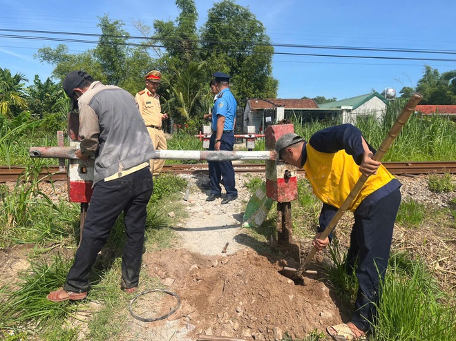 Địa phương đầu tiên "về đích" đóng, xóa lối đi tự mở qua đường sắt- Ảnh 3.