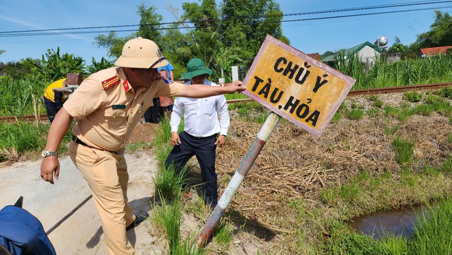 Địa phương đầu tiên "về đích" đóng, xóa lối đi tự mở qua đường sắt- Ảnh 2.