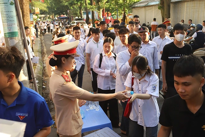 Hà Nội: Phối hợp đảm bảo giao thông thông suốt ngày đầu  thi tốt nghiệp THPT - Ảnh 4.